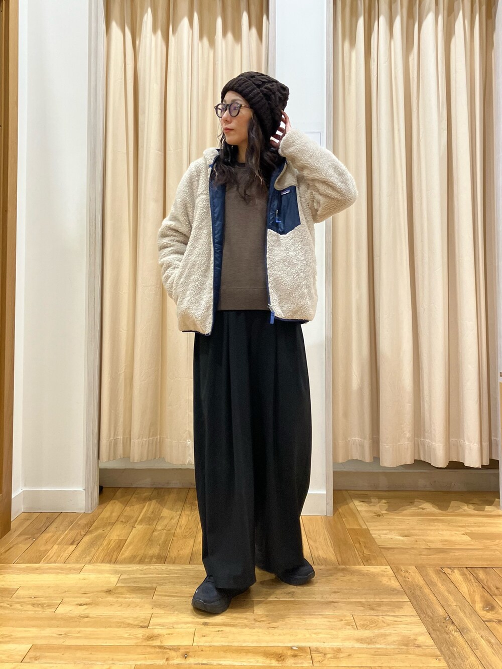 ブルー系のその他アウター、ブラウン系のニット/セーター、ブラック系のその他パンツを着用したレディースの冬コーディネートの2枚目の写真