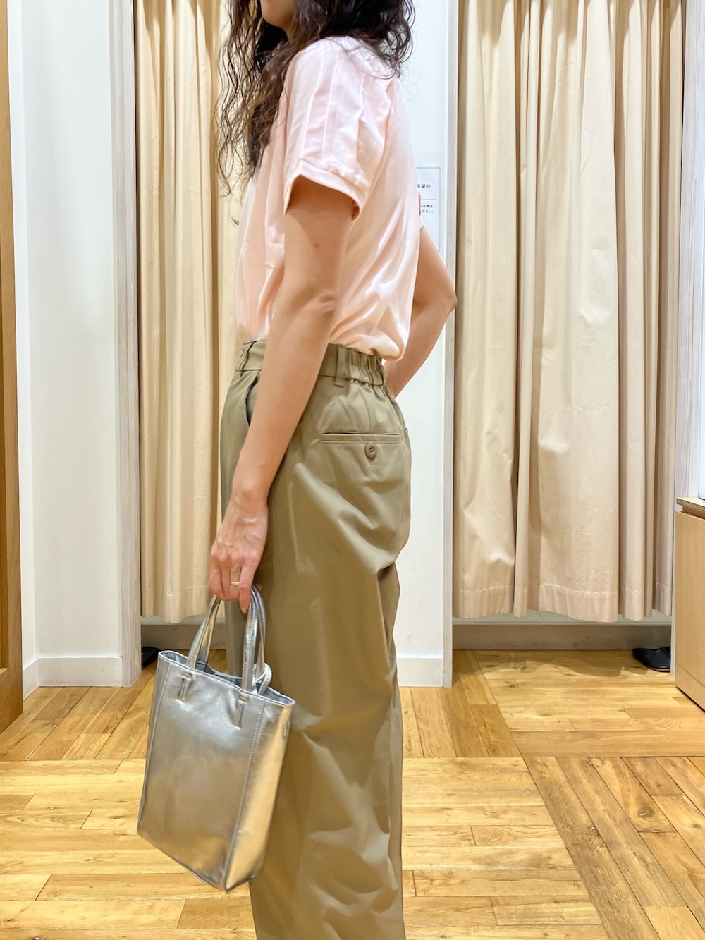 ピンク系のTシャツ/カットソー、ベージュ系のその他パンツ、イエロー系のサンダルを着用したレディースの夏コーディネートの5枚目の写真