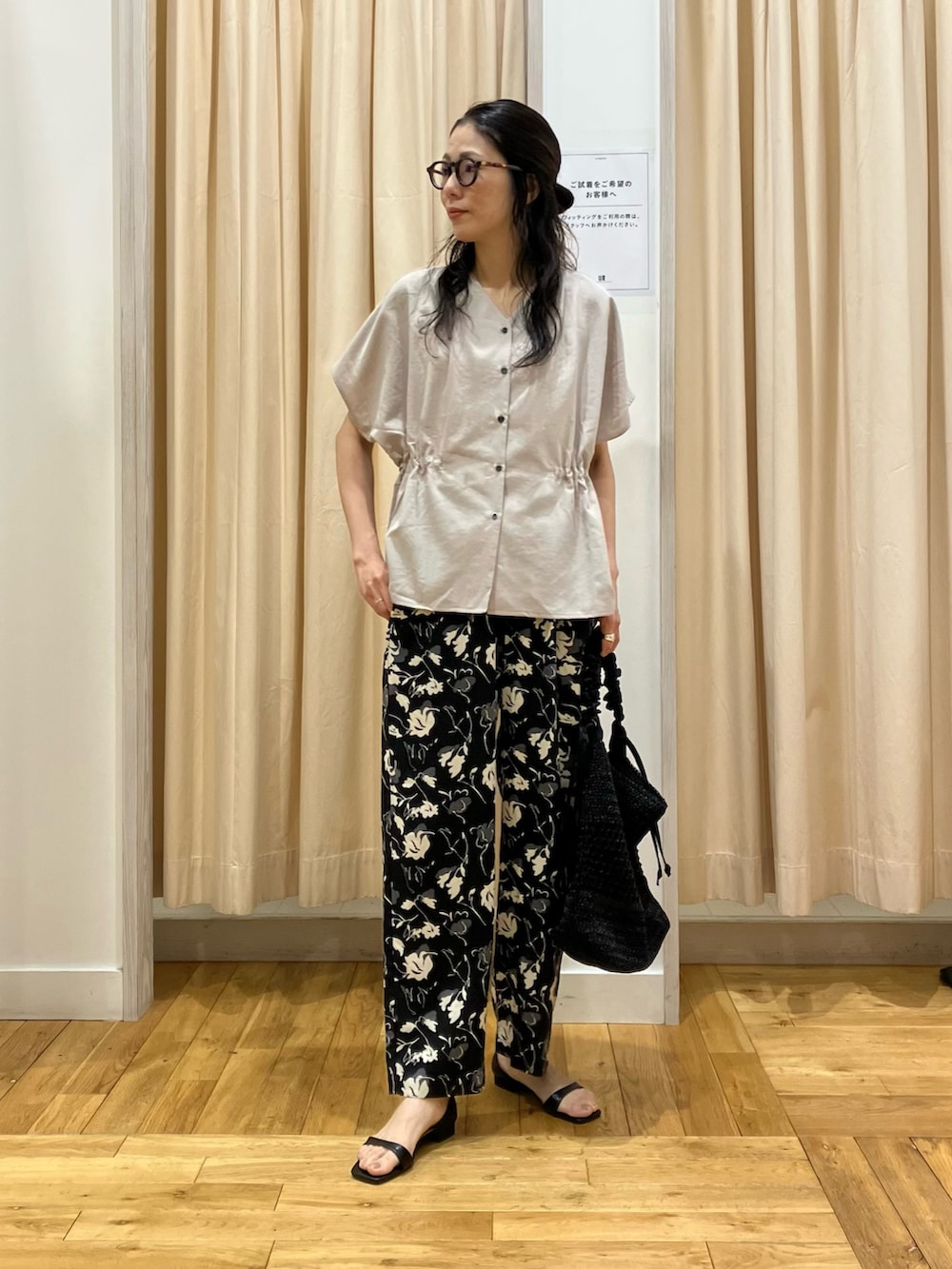 ベージュ系のシャツ/ブラウス、ブラック系のその他パンツ、ブラック系のサンダルを着用したレディースの夏コーディネートの2枚目の写真
