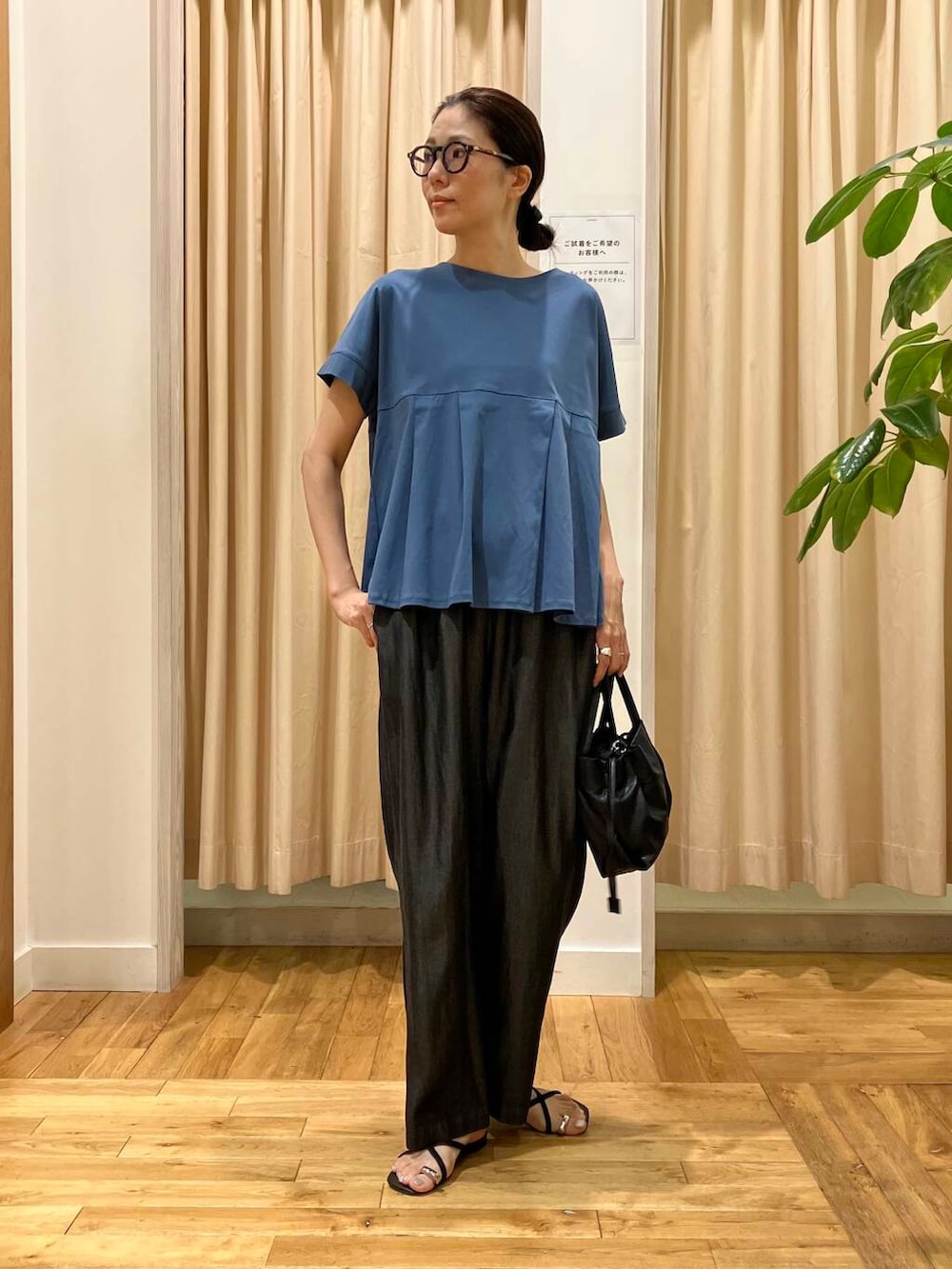 ブラック系のショルダーバッグ、ブラック系のデニムパンツ、ブルー系のTシャツ/カットソーを着用したレディースの夏コーディネートの2枚目の写真