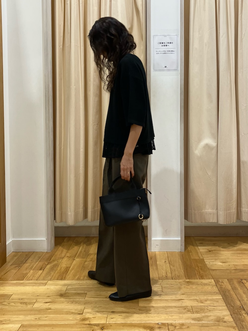 ブラック系のニット/セーター、ブラック系のパンプス、グリーン系のその他パンツを着用したレディースの秋コーディネートの3枚目の写真