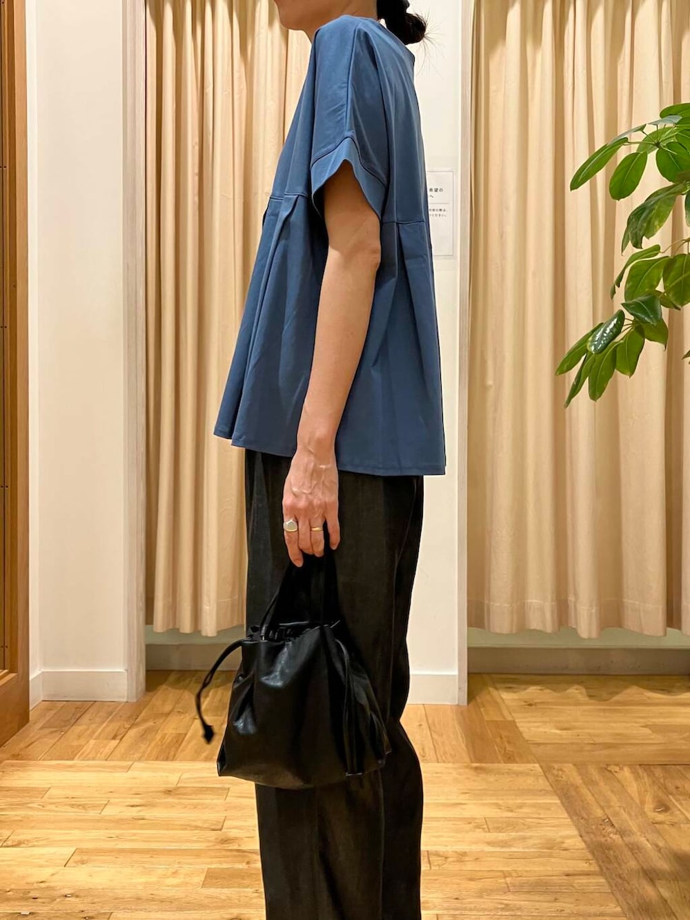 ブラック系のショルダーバッグ、ブラック系のデニムパンツ、ブルー系のTシャツ/カットソーを着用したレディースの夏コーディネートの5枚目の写真