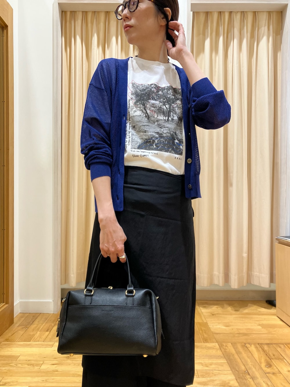 ホワイト系のTシャツ/カットソー、ブルー系のカーディガン/ボレロ、ブラック系のその他パンツを着用したレディースの春コーディネートの4枚目の写真