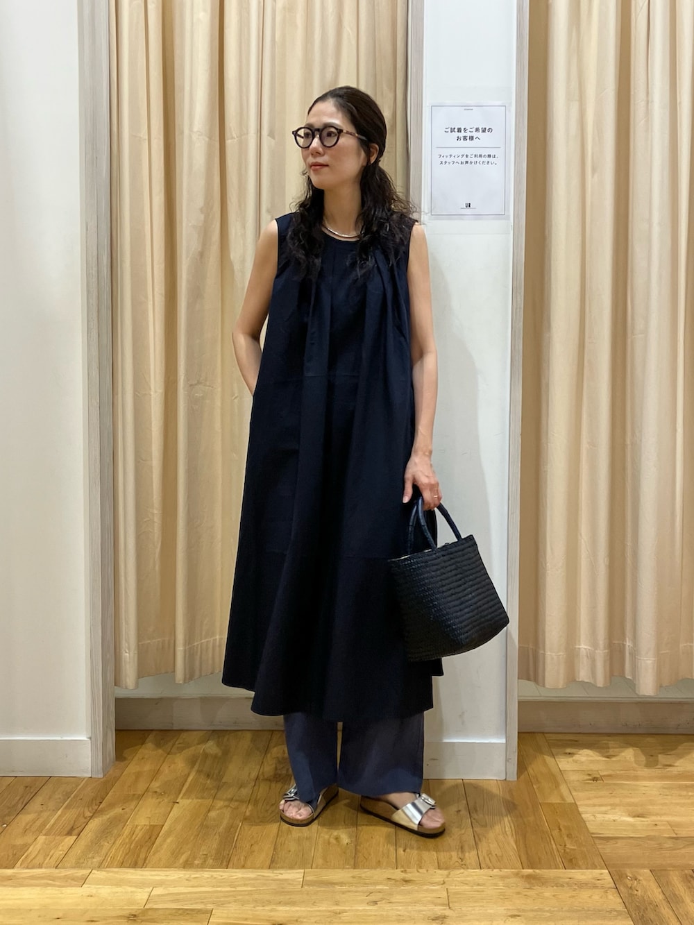 ブルー系のワンピース、ブルー系のその他パンツ、シルバー系のサンダルを着用したレディースの夏コーディネートの2枚目の写真