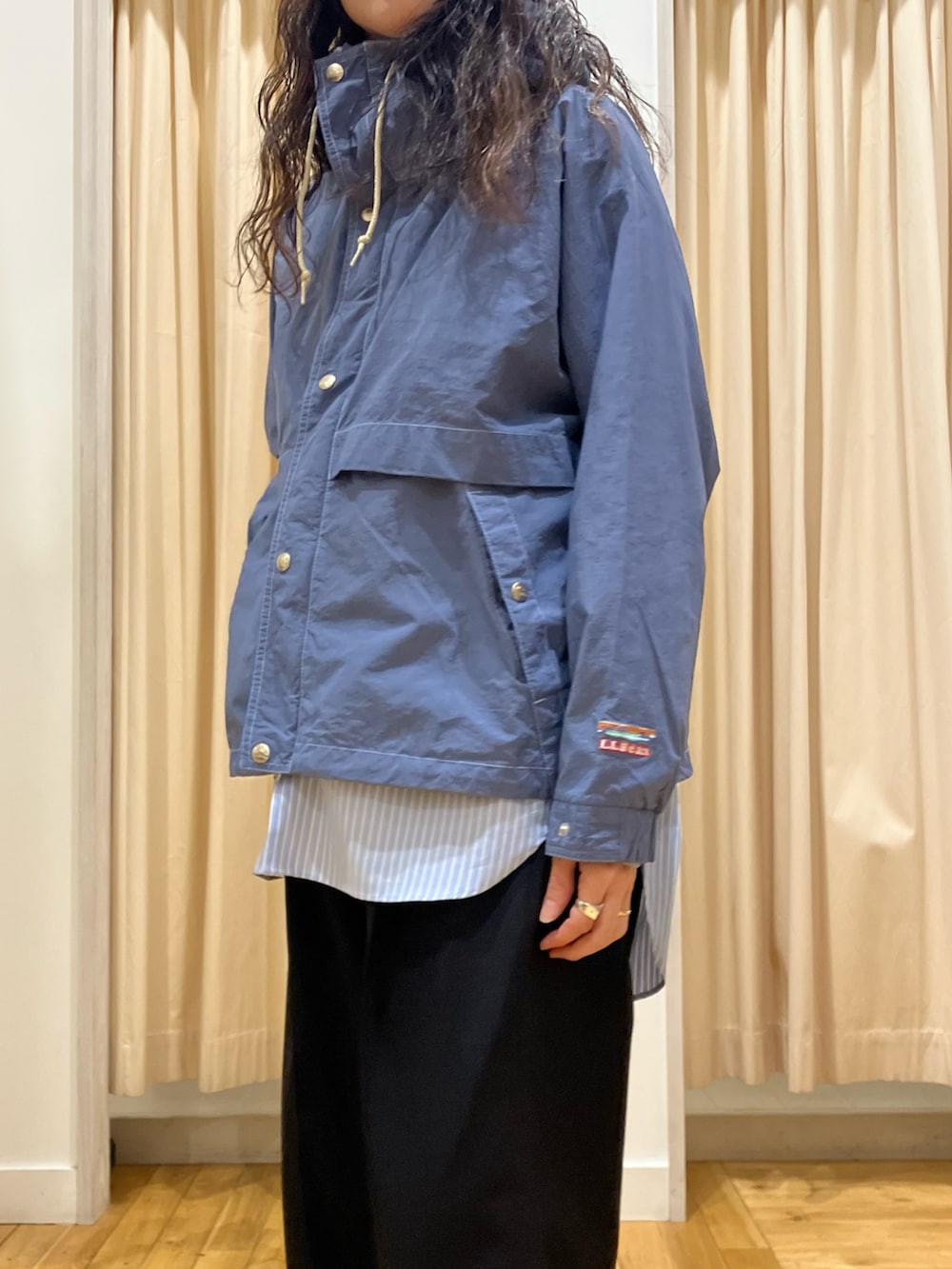 ブルー系のテーラードジャケット、ブルー系のシャツ/ブラウス、ブラック系のローファーを着用したレディースの春コーディネートの4枚目の写真