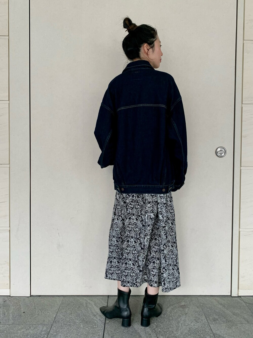 「サニーレーベル、Sonny　Label、SonnyLabel、ボタニカル柄、柄ワンピース、ワンピース、デニムジャケット、Levi's、大人カジュアル、休日コーデ、高身長女子、高身長コーデ」｜「URBAN RESEARCH Sonny Labelのボタニカルプリントワンピース（ワンピース、ブラック系）」を使った、kimmyさん（レディース・168cm）の秋コーディネートの2枚目の写真