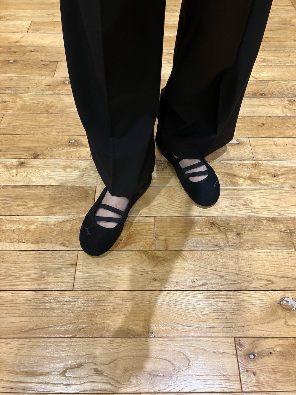 ベージュ系のその他アウター、ブラック系のスニーカー、ブラック系のスニーカーを着用したレディースの春コーディネートの6枚目の写真