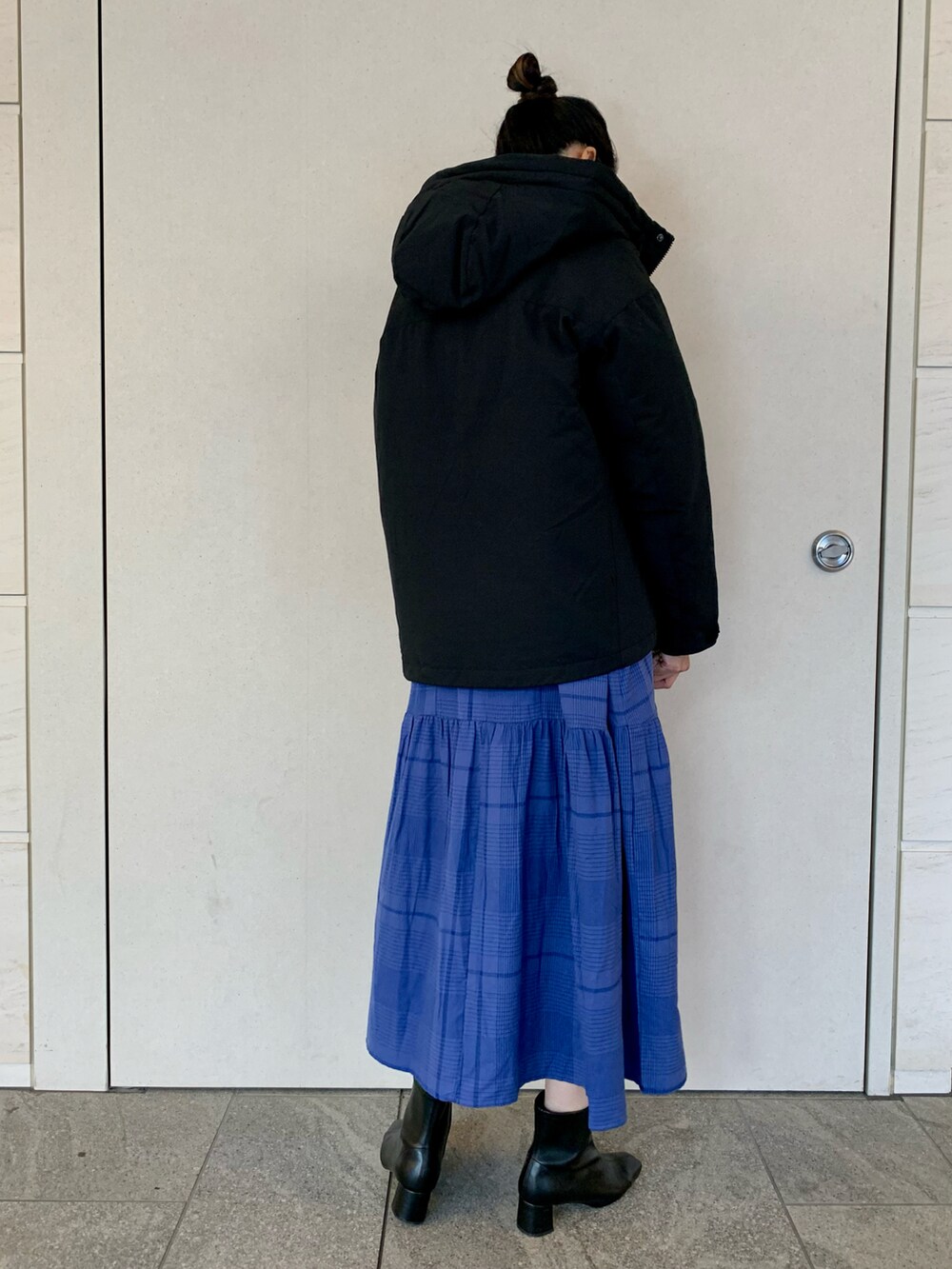 「サニーレーベル、Sonny　Label、SonnyLabel、チェック、チェック柄、チェックワンピース、ワンピース、ロングワンピース、ティアード、ダウンジャケット、ブルー、オトナカジュアル、オトナ女子、高身長女子、高身長コーデ」｜「URBAN RESEARCH Sonny Labelのフーディーダウンジャケット（ダウンジャケット/コート、ブラック系）」を使った、kimmyさん（レディース・168cm）の冬コーディネートの3枚目の写真