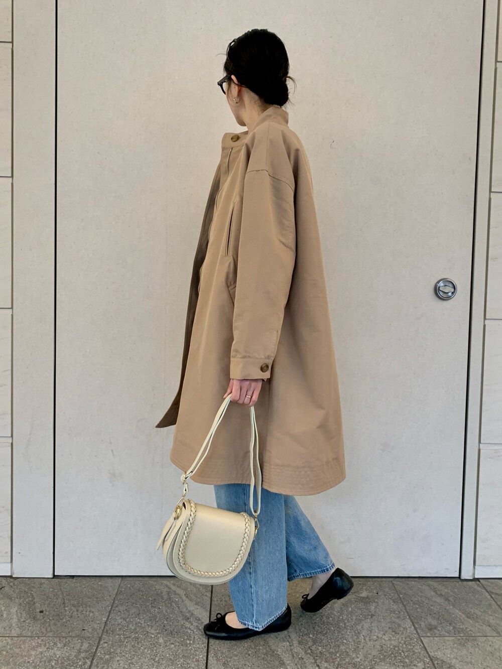 「サニーレーベル、Sonny　Label、SonnyLabel、トレンチコート、春アウター、リブニット、デニム、Levi's、ミニバッグ、大人カジュアル、カジュアルコーデ、メガネ女子、高身長女子、高身長コーデ」｜「URBAN RESEARCH Sonny Labelの『SETアイテム』ライナー付きフレアトレンチコート（トレンチコート、ベージュ系）」を使った、kimmyさん（レディース・168cm）の冬コーディネートの3枚目の写真