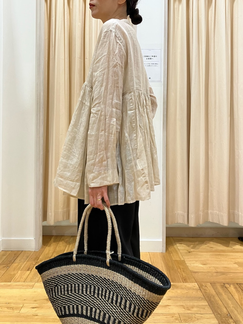 ベージュ系のシャツ/ブラウス、ブラック系のその他パンツ、ブラック系のその他パンツを着用したレディースの春コーディネートの5枚目の写真