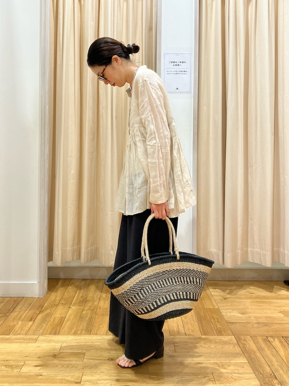 ベージュ系のシャツ/ブラウス、ブラック系のその他パンツ、ブラック系のその他パンツを着用したレディースの春コーディネートの3枚目の写真