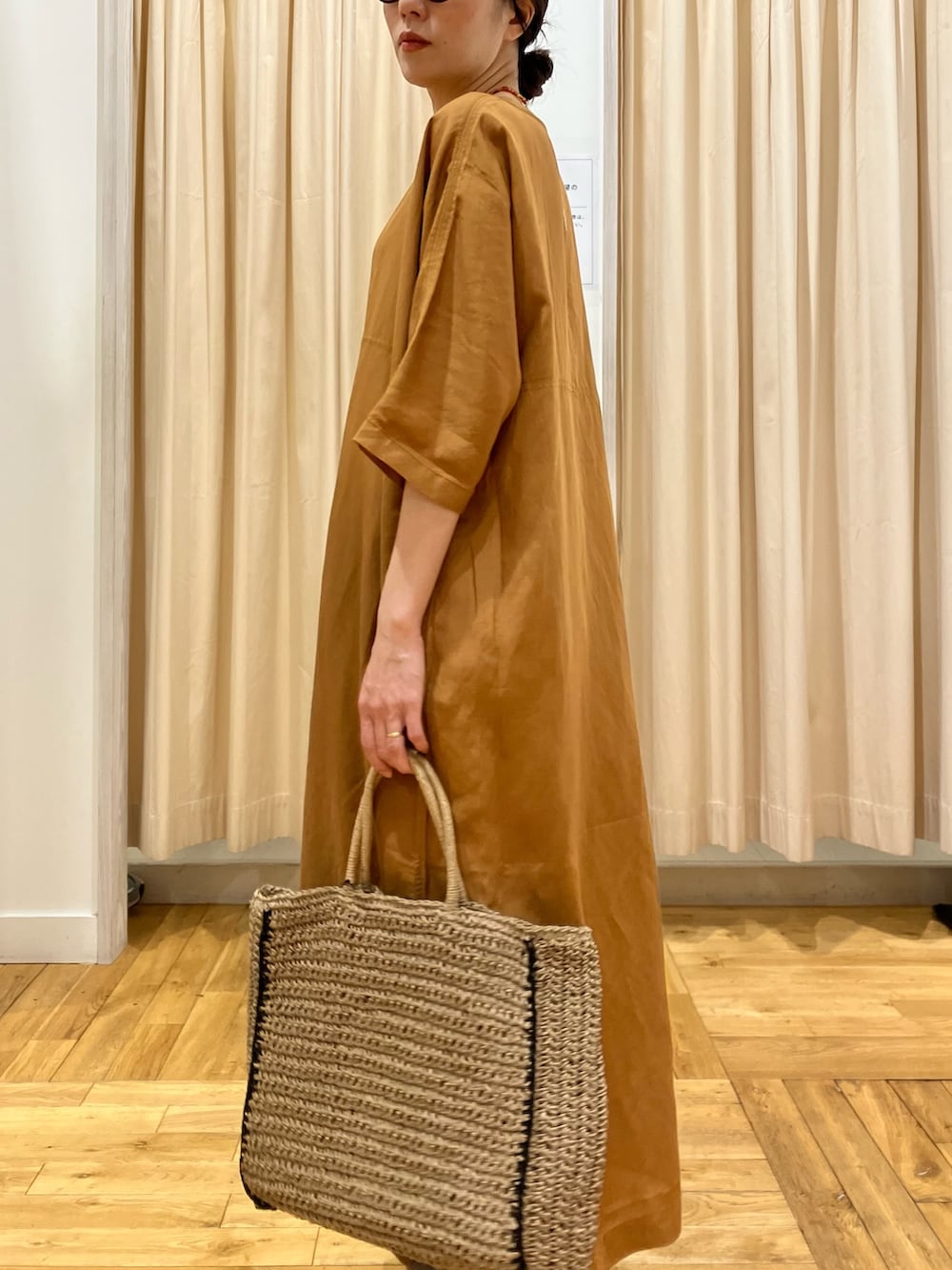イエロー系のワンピース、ベージュ系のその他パンツ、ベージュ系のその他パンツを着用したレディースの春コーディネートの4枚目の写真