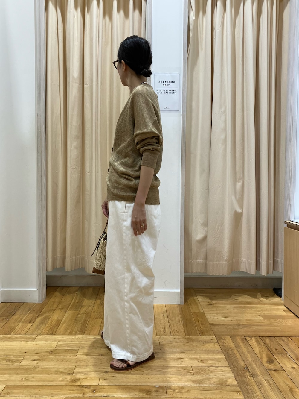 ブラウン系のタンクトップ、ベージュ系のカーディガン/ボレロ、ホワイト系のその他パンツを着用したレディースの夏コーディネートの4枚目の写真