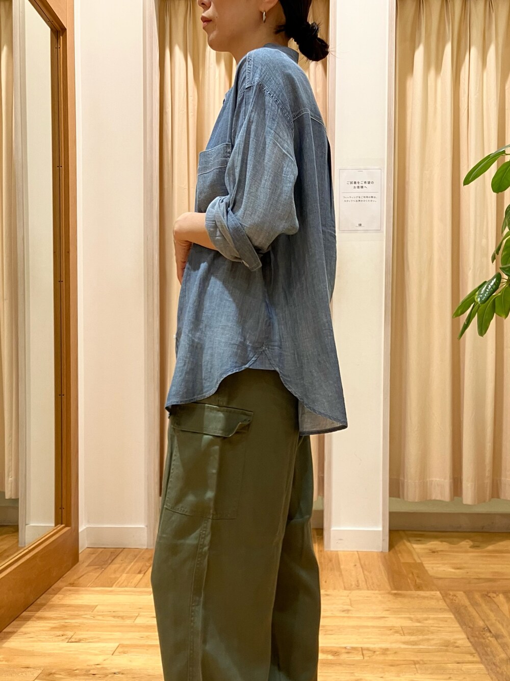 ブルー系のシャツ/ブラウス、ホワイト系のタンクトップ、グリーン系のその他パンツを着用したレディースの夏コーディネートの5枚目の写真