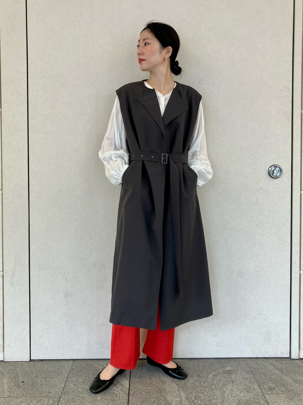 「サニーレーベル、Sonny　Label、SonnyLabel、ブラウス、トレンチコート、ロングジレ、ジレ、カラーパンツ、キレイめ、高身長女子、高身長コーデ」｜「URBAN RESEARCH Sonny Labelのコットンガーゼギャザーシャツブラウス（シャツ/ブラウス、ホワイト系）」を使った、kimmyさん（レディース・168cm）の春コーディネートの2枚目の写真