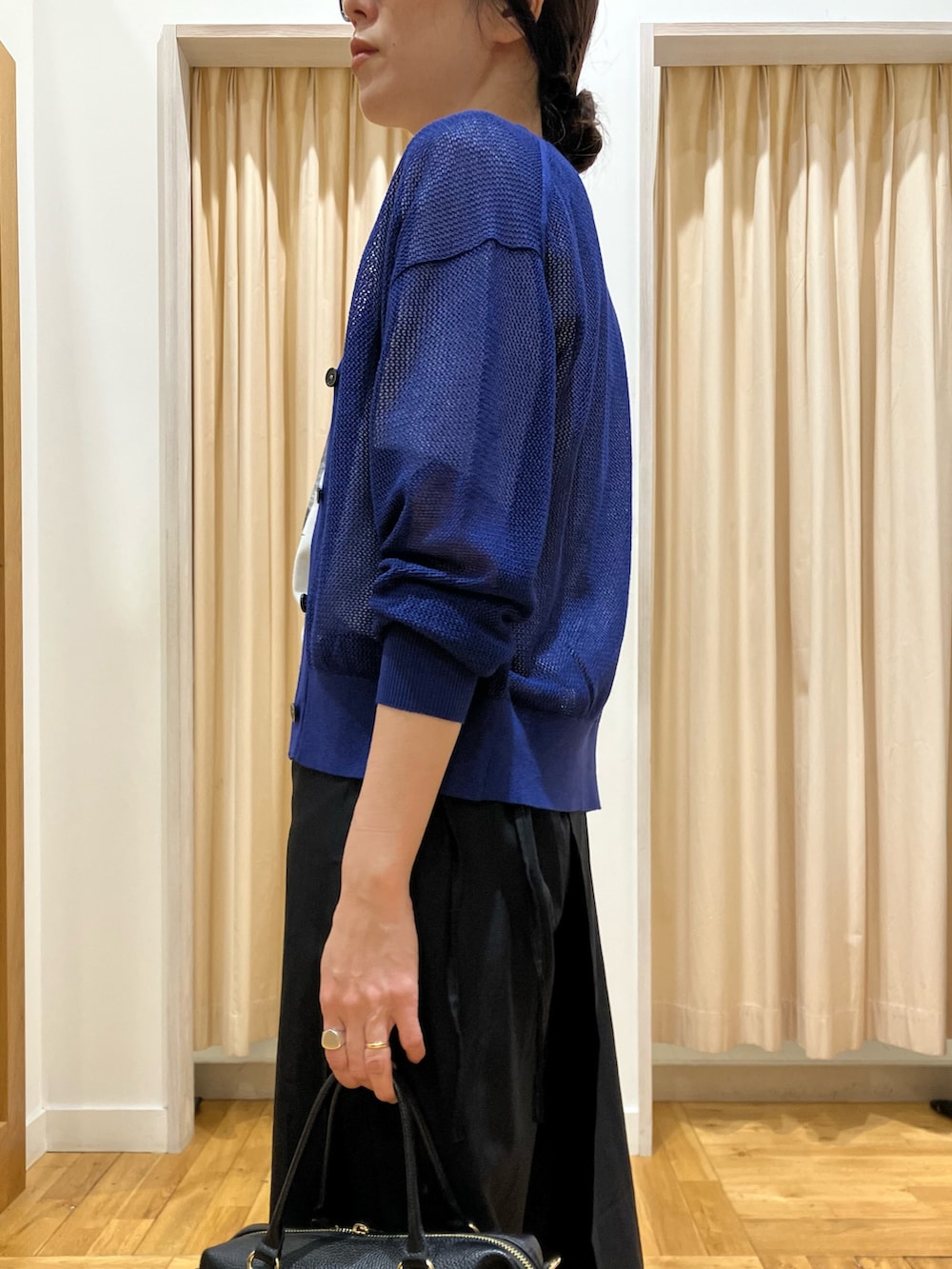 ホワイト系のTシャツ/カットソー、ブルー系のカーディガン/ボレロ、ブラック系のその他パンツを着用したレディースの春コーディネートの5枚目の写真