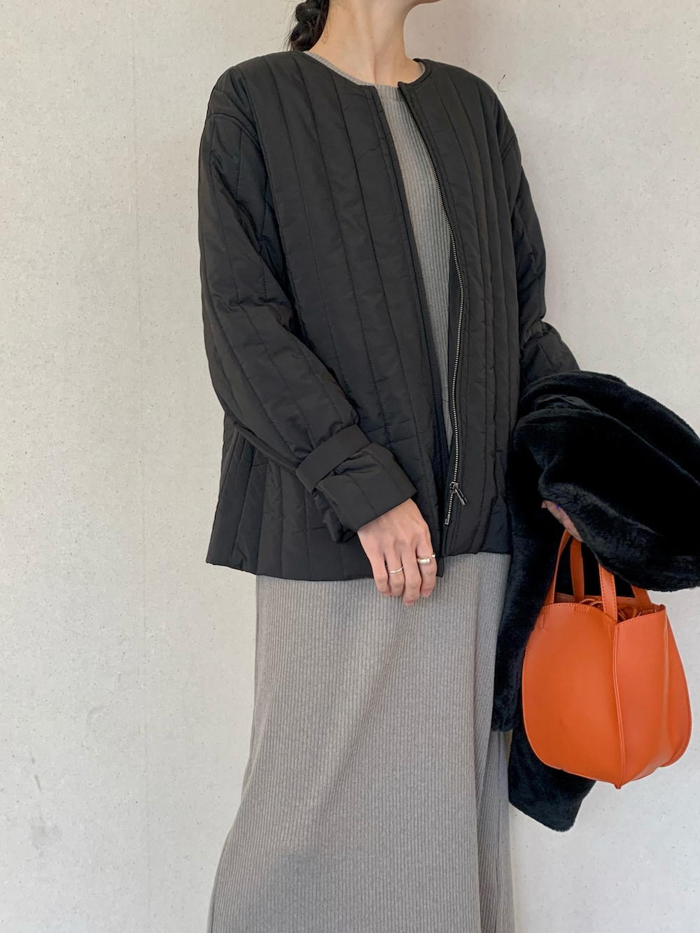 「サニーレーベル、Sonny　Label、SonnyLabel、高山直子、コラボ、ワンピース、ロングワンピース、オレンジ、ミニバッグ、キルティングジャケット、ファーベスト、オトナカジュアル、シンプルコーデ、高身長女子、高身長コーデ」｜「URBAN RESEARCH Sonny Labelのウォームカットリブワンピース（ワンピース、ブラウン系）」を使った、kimmyさん（レディース・168cm）の秋コーディネートの4枚目の写真