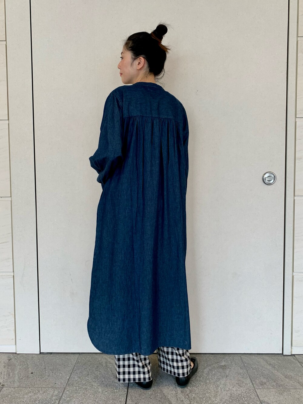 ブルー系のワンピース、ベージュ系のその他パンツ、ブラック系のバレエシューズを着用したレディースの秋コーディネートの3枚目の写真