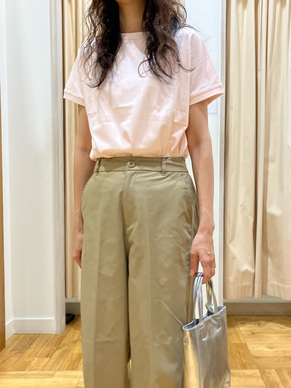 ピンク系のTシャツ/カットソー、ベージュ系のその他パンツ、イエロー系のサンダルを着用したレディースの夏コーディネートの6枚目の写真