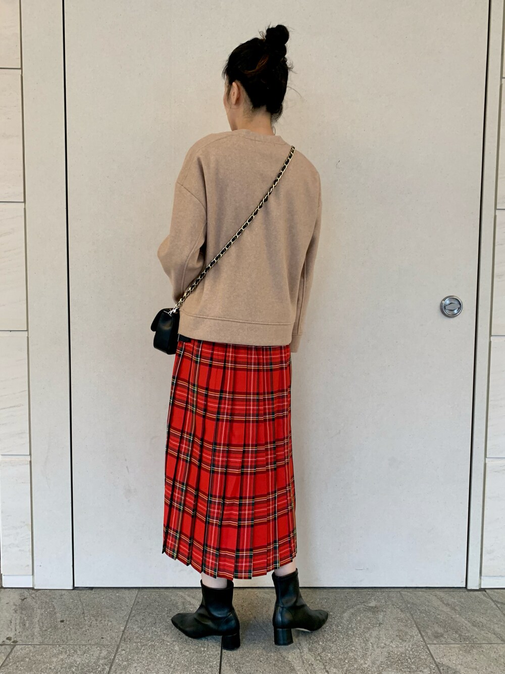 オレンジ系のカーディガン/ボレロ、レッド系のスカート、ブラック系のショルダーバッグを着用したレディースの秋コーディネートの3枚目の写真