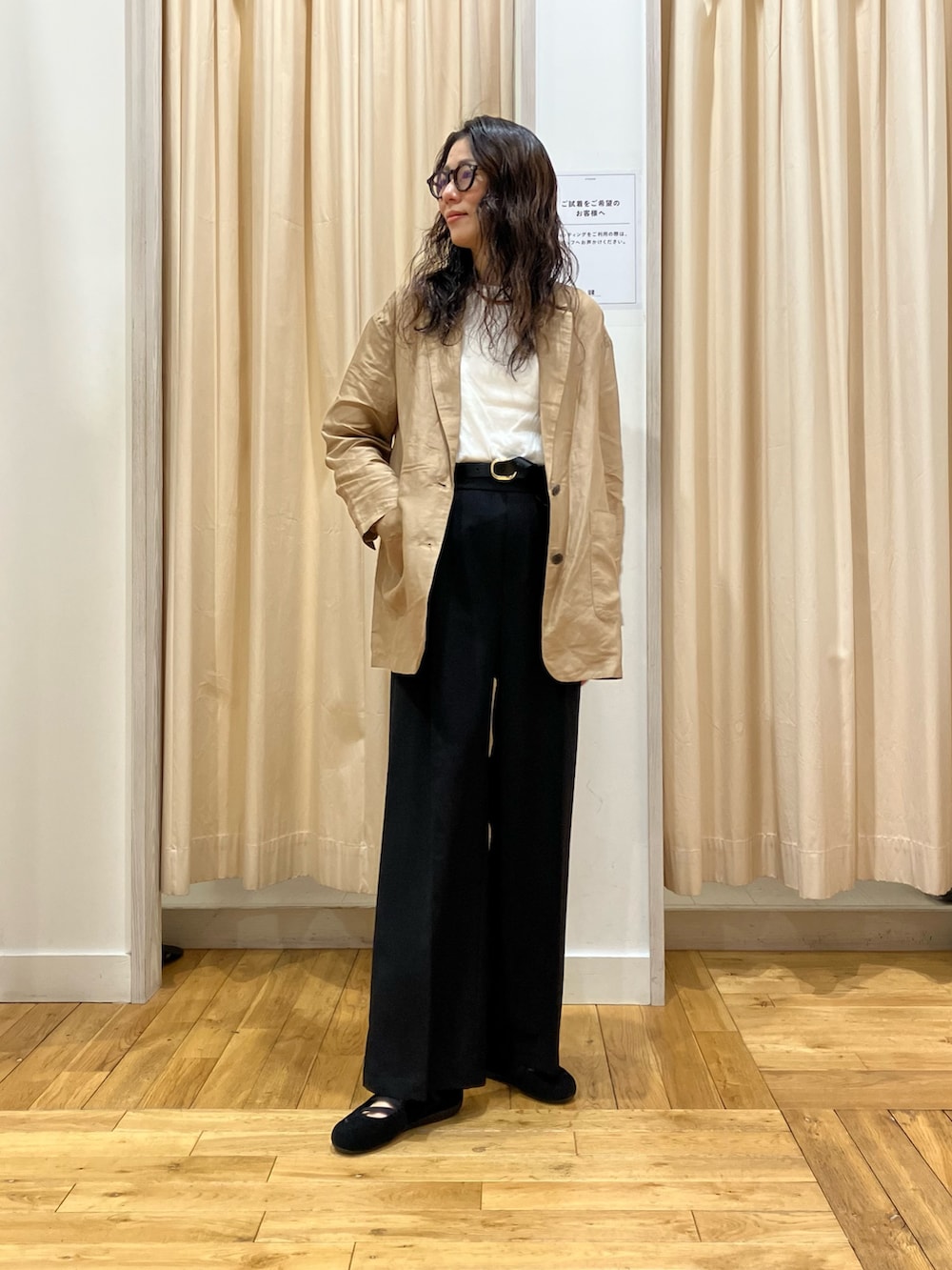 ベージュ系のその他アウター、ブラック系のスニーカー、ブラック系のスニーカーを着用したレディースの春コーディネートの3枚目の写真