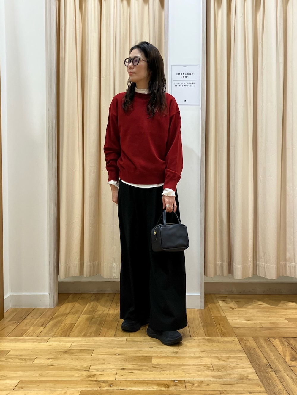 ブラック系のその他パンツ、ブラック系のボストンバッグ、ホワイト系のシャツ/ブラウスを着用したレディースの冬コーディネートの5枚目の写真