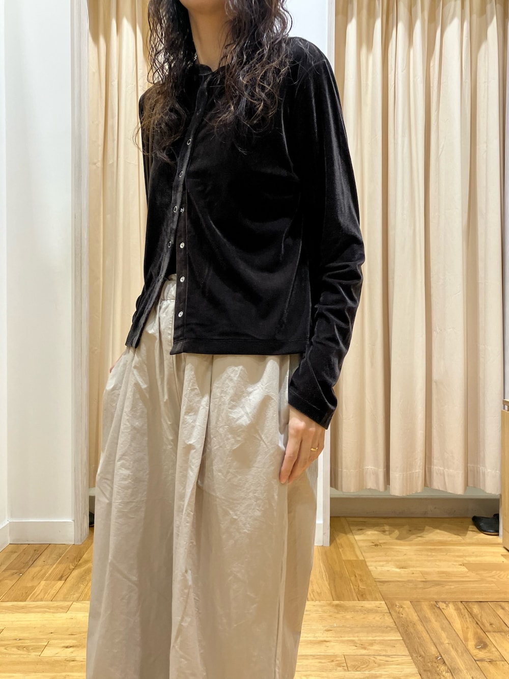 ブラウン系のカーディガン/ボレロ、ベージュ系のその他パンツ、ブラウン系のトートバッグを着用したレディースの秋コーディネートの5枚目の写真