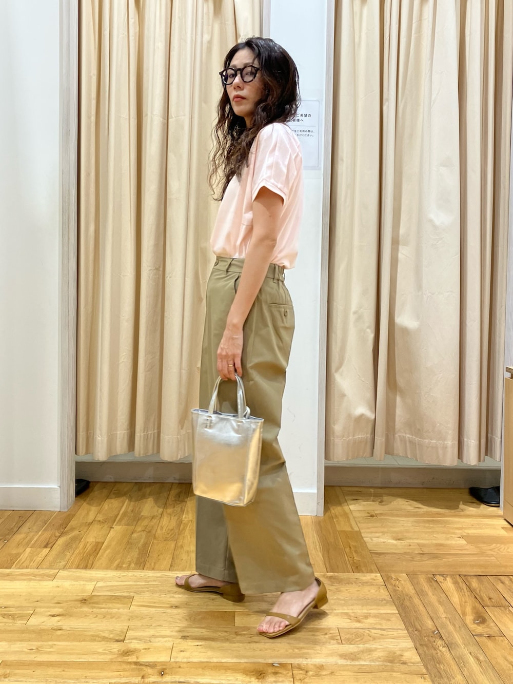 ピンク系のTシャツ/カットソー、ベージュ系のその他パンツ、イエロー系のサンダルを着用したレディースの夏コーディネートの4枚目の写真