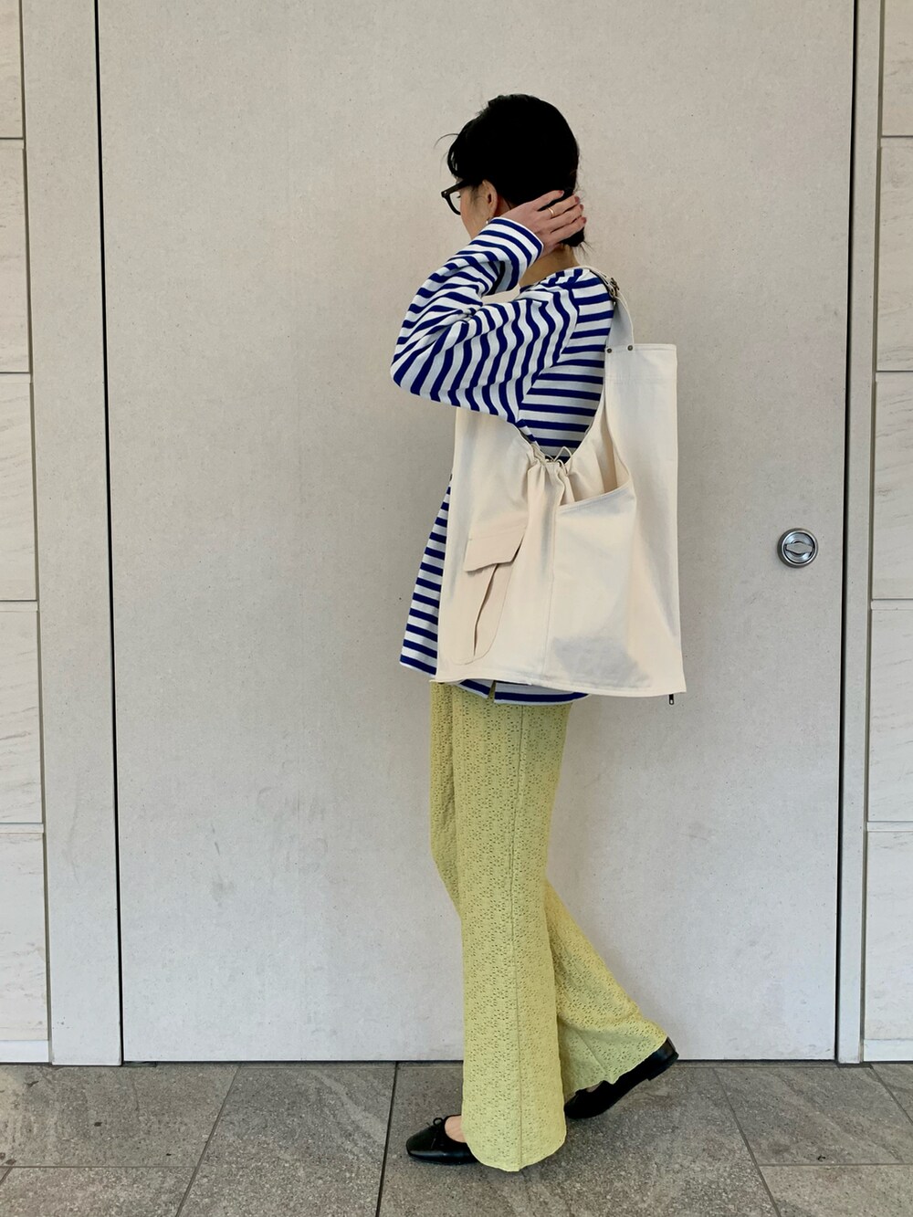 ブルー系のTシャツ/カットソー、グリーン系のその他パンツ、ホワイト系のベストを着用したレディースの冬コーディネートの2枚目の写真