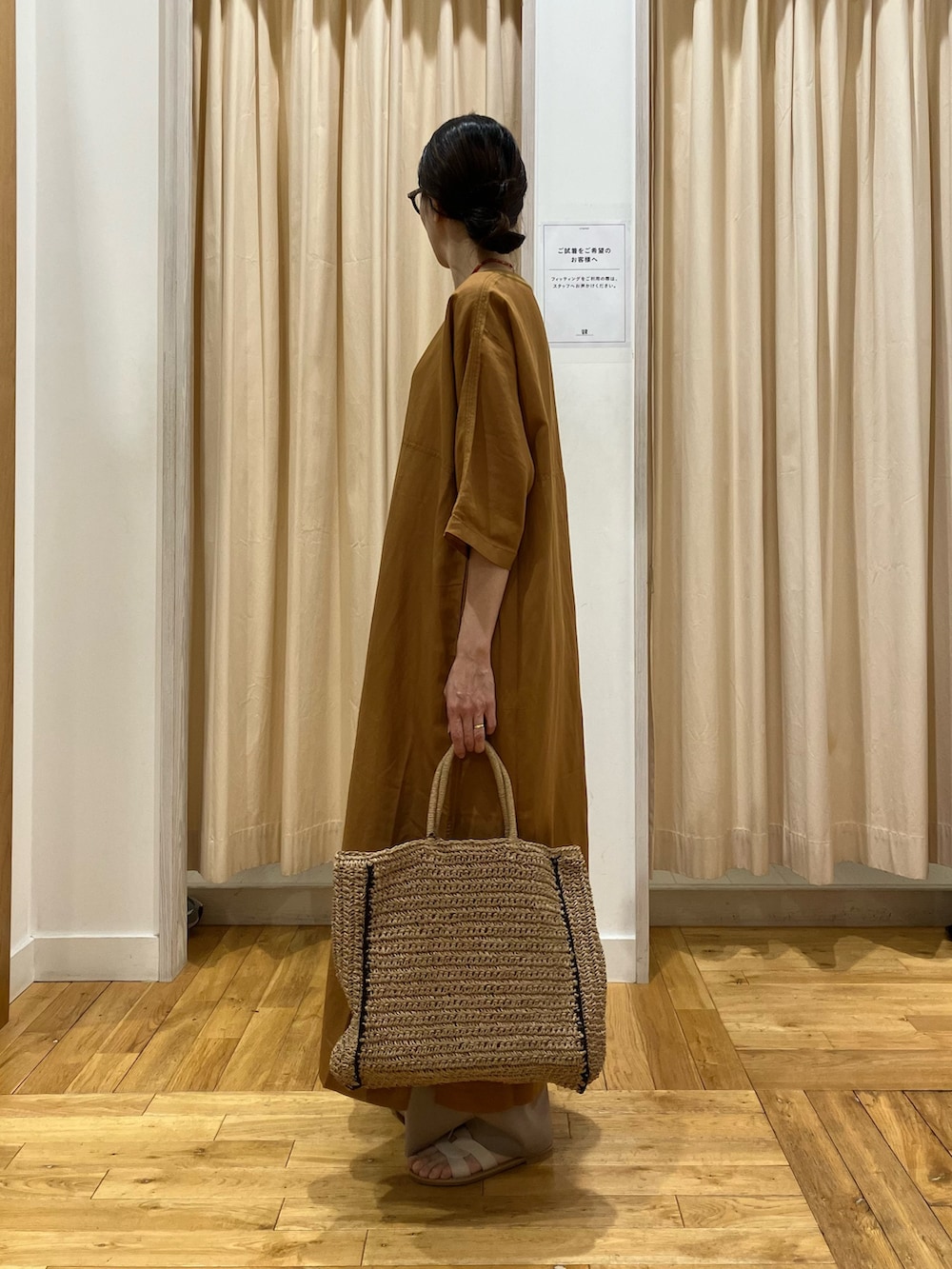 イエロー系のワンピース、ベージュ系のその他パンツ、ベージュ系のその他パンツを着用したレディースの春コーディネートの3枚目の写真