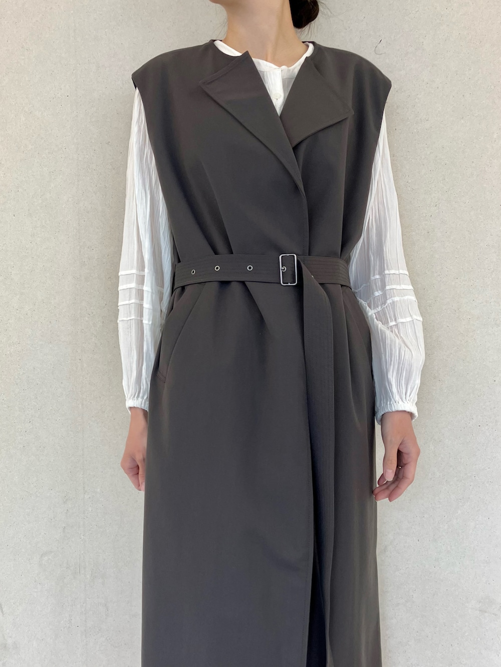 「サニーレーベル、Sonny　Label、SonnyLabel、ブラウス、トレンチコート、ロングジレ、ジレ、カラーパンツ、キレイめ、高身長女子、高身長コーデ」｜「URBAN RESEARCH Sonny Labelのコットンガーゼギャザーシャツブラウス（シャツ/ブラウス、ホワイト系）」を使った、kimmyさん（レディース・168cm）の春コーディネートの5枚目の写真