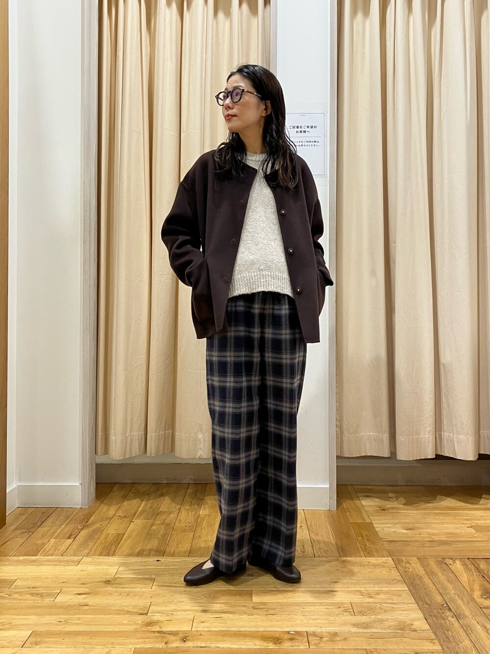 ブルー系のその他パンツ、ベージュ系のニット/セーター、ブラウン系のその他アウターを着用したレディースの冬コーディネートの2枚目の写真