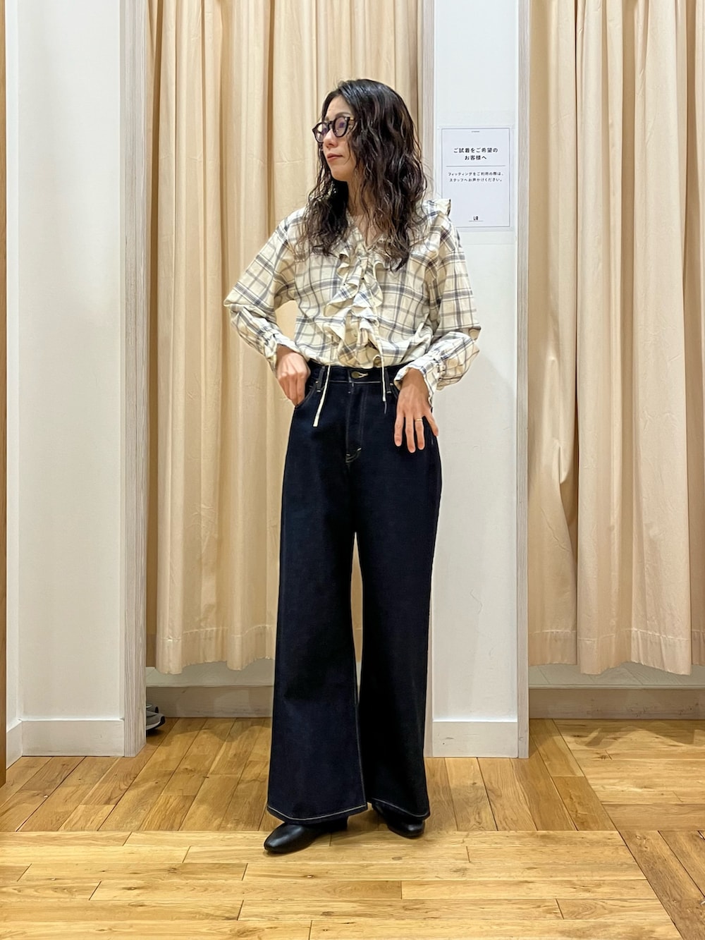 ブラック系のシャツ/ブラウス、ベージュ系のその他アウター、ブルー系のデニムパンツを着用したレディースの春コーディネートの4枚目の写真