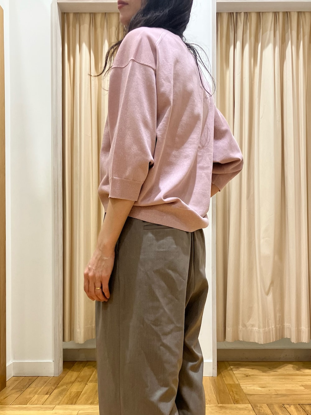 ブルー系のマウンテンパーカー、ピンク系のTシャツ/カットソー、グレー系のその他パンツを着用したレディースの春コーディネートの6枚目の写真