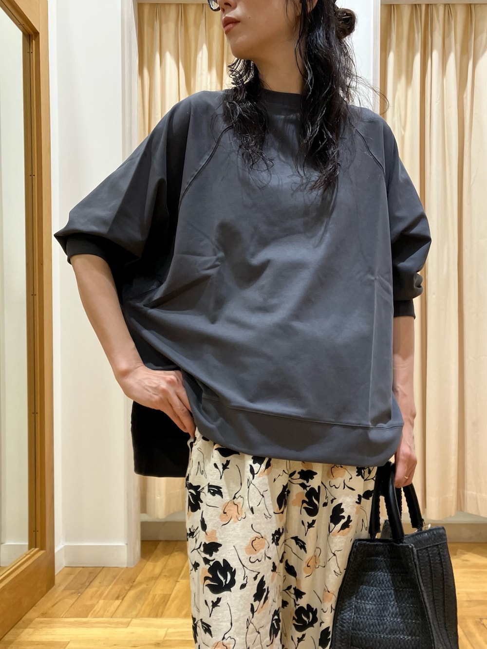 グレー系のTシャツ/カットソー、ベージュ系のその他パンツ、ブラック系のハンドバッグを着用したレディースの春コーディネートの4枚目の写真