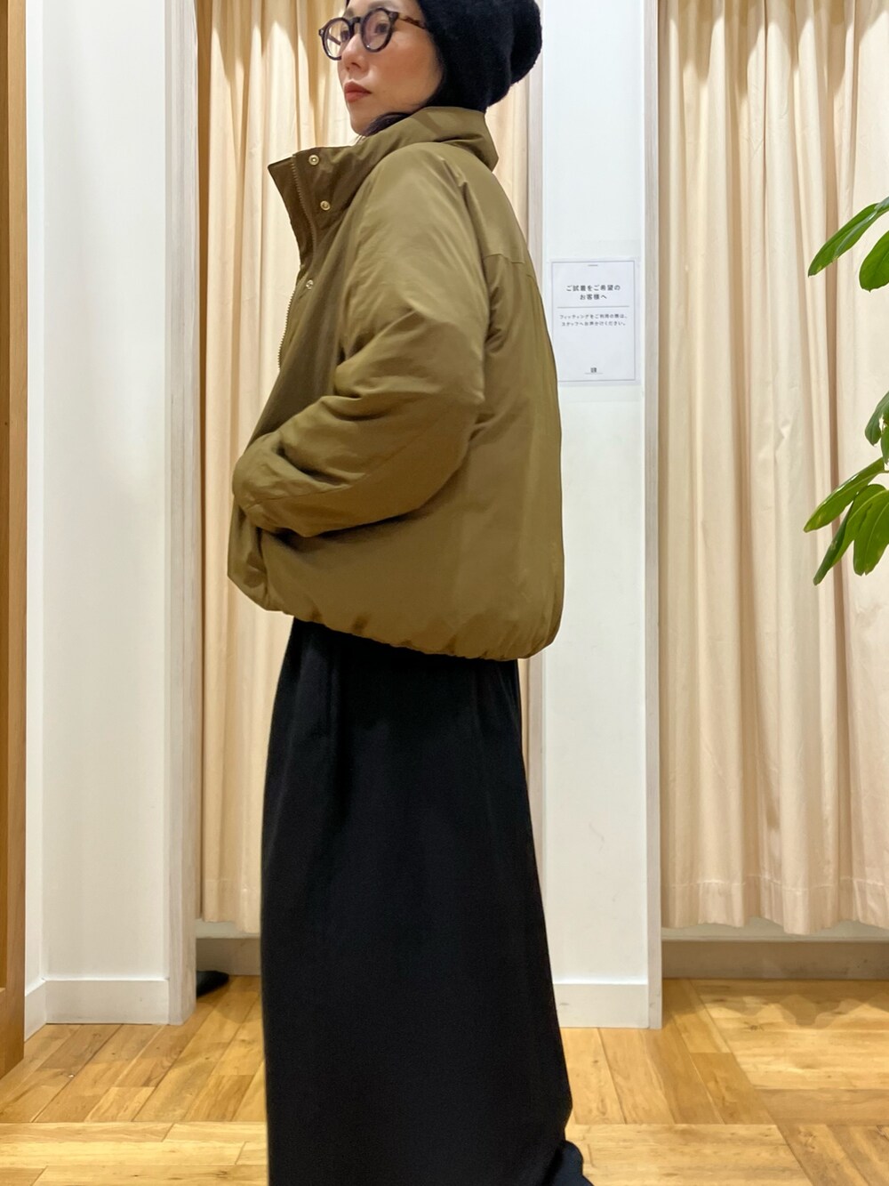 ブラウン系のニット/セーター、グリーン系のブルゾン、ブラック系のその他パンツを着用したレディースの冬コーディネートの5枚目の写真