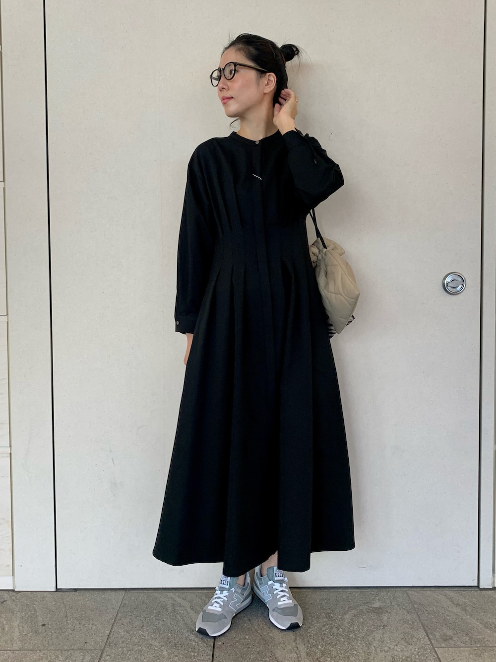 「サニーレーベル、Sonny　Label、SonnyLabel、ブラック、ロングワンピース、ワンピース、フォーマル、きれいめカジュアル、巾着バッグ、ニューバランス、New Balance、シンプルコーデ、モノトーン、高身長女子、高身長コーデ」｜「URBAN RESEARCH Sonny Labelのウエストタックバンドカラーワンピース（ワンピース、ブラック系）」を使った、kimmyさん（レディース・168cm）の秋コーディネートの2枚目の写真