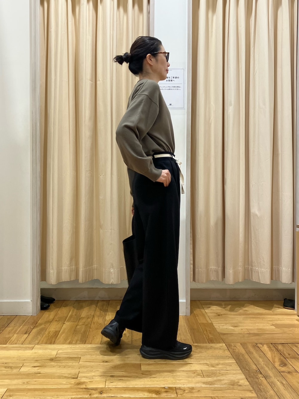 ブラウン系のカーディガン/ボレロ、ブラック系のその他パンツ、ブラック系のトートバッグを着用したレディースの冬コーディネートの3枚目の写真