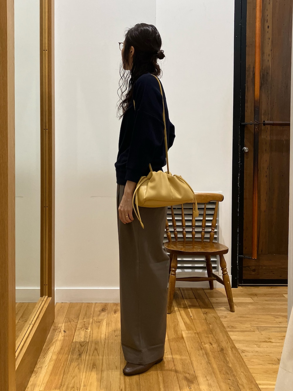 ブルー系のTシャツ/カットソー、ベージュ系のその他パンツ、イエロー系のショルダーバッグを着用したレディースの秋コーディネートの3枚目の写真