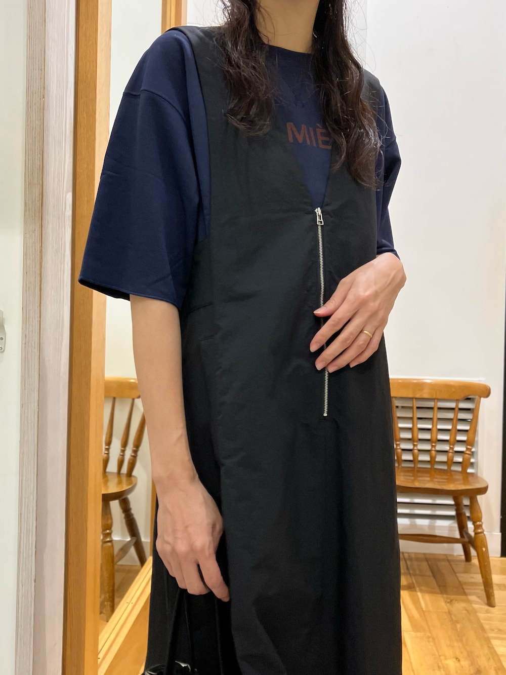 ブルー系のTシャツ/カットソー、ブラック系のワンピース、シルバー系のショルダーバッグを着用したレディースの秋コーディネートの3枚目の写真