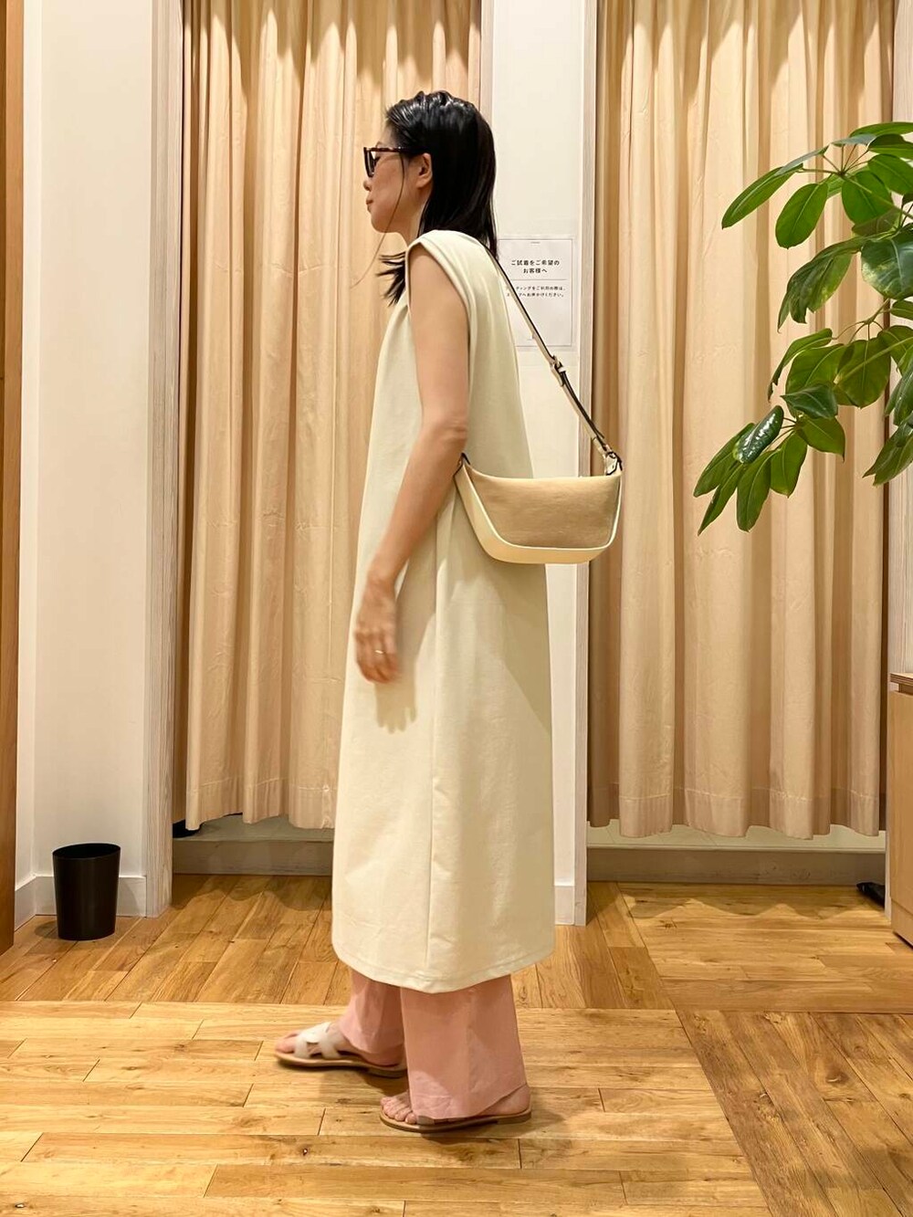ホワイト系のワンピース、ホワイト系のサンダル、ホワイト系のショルダーバッグを着用したレディースの夏コーディネートの4枚目の写真