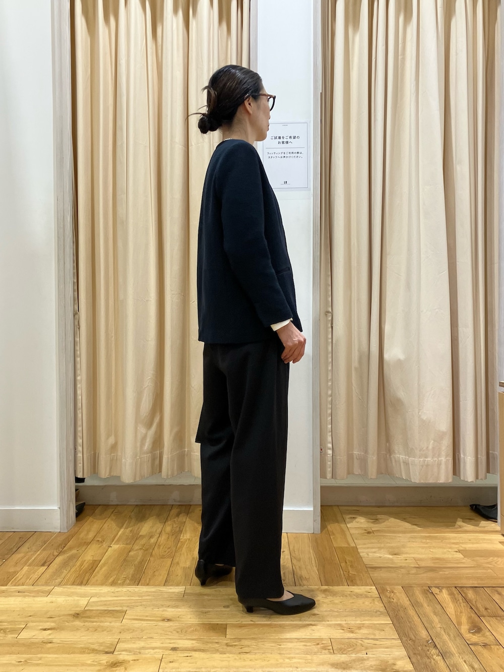 ホワイト系のシャツ/ブラウス、ブルー系のスーツジャケット、ブラック系のパンプスを着用したレディースの冬コーディネートの4枚目の写真