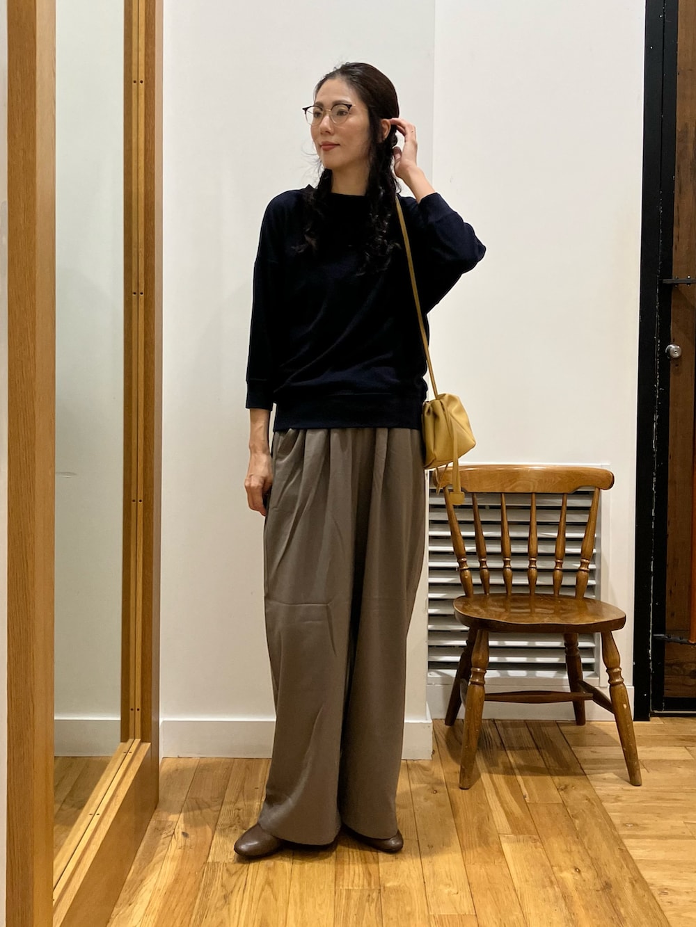 ブルー系のTシャツ/カットソー、ベージュ系のその他パンツ、イエロー系のショルダーバッグを着用したレディースの秋コーディネートの2枚目の写真