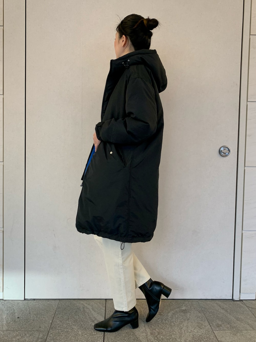 「サニーレーベル、Sonny Label、SonnyLabel、ブルー、中綿アウター、ロングコート、コーデュロイ、コーデュロイパンツ、シンプルコーデ、オトナ女子、冬コーデ、高身長女子、高身長コーデ」|「URBAN RESEARCH Sonny Labelのツイルコットンレーヨンピンタックドレスシャツ(シャツ/ブラウス、ブルー系)」を使った、kimmyさん(レディース・168cm)の冬コーディネートの3枚目の写真