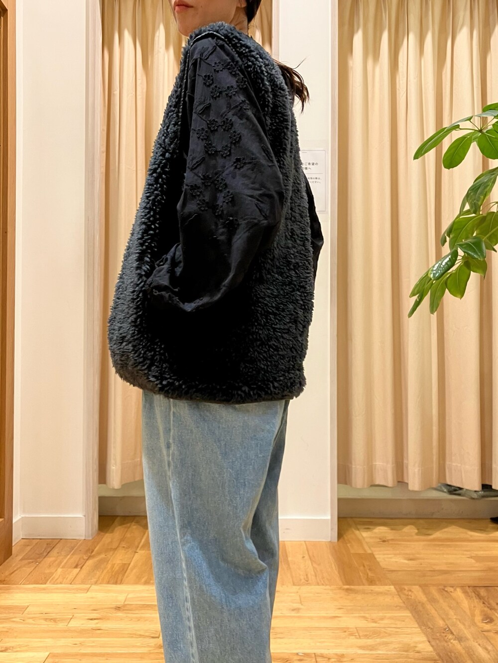 ブラック系のシャツ/ブラウス、グレー系のその他アウター、ブルー系のデニムパンツを着用したレディースの秋コーディネートの6枚目の写真