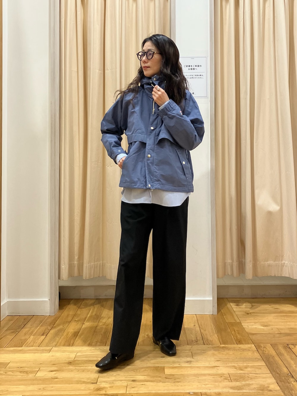 ブルー系のテーラードジャケット、ブルー系のシャツ/ブラウス、ブラック系のローファーを着用したレディースの春コーディネートの2枚目の写真