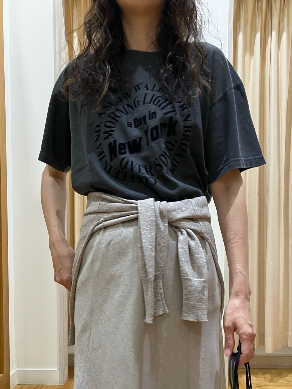 ブラック系のTシャツ/カットソー、シルバー系のサンダル、ベージュ系のカーディガン/ボレロを着用したレディースの夏コーディネートの4枚目の写真