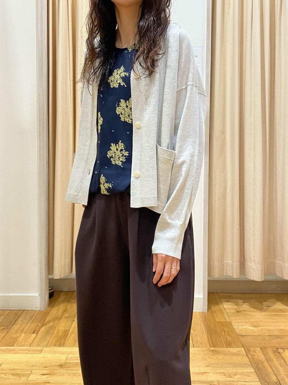 ベージュ系のカーディガン/ボレロ、ブラウン系のその他パンツ、ブラック系のローファーを着用したレディースの春コーディネートの4枚目の写真