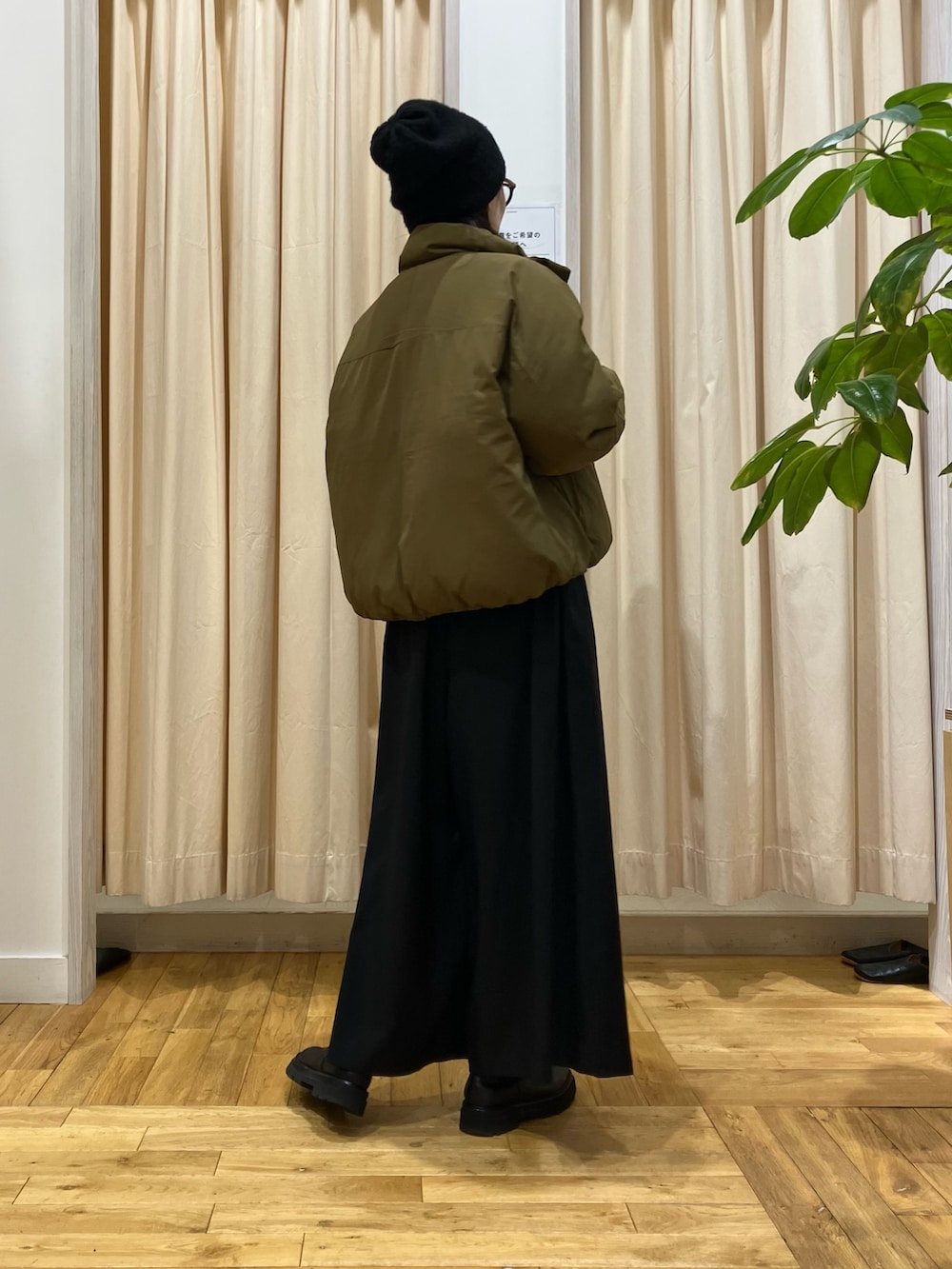 ブラウン系のニット/セーター、グリーン系のブルゾン、ブラック系のその他パンツを着用したレディースの冬コーディネートの4枚目の写真