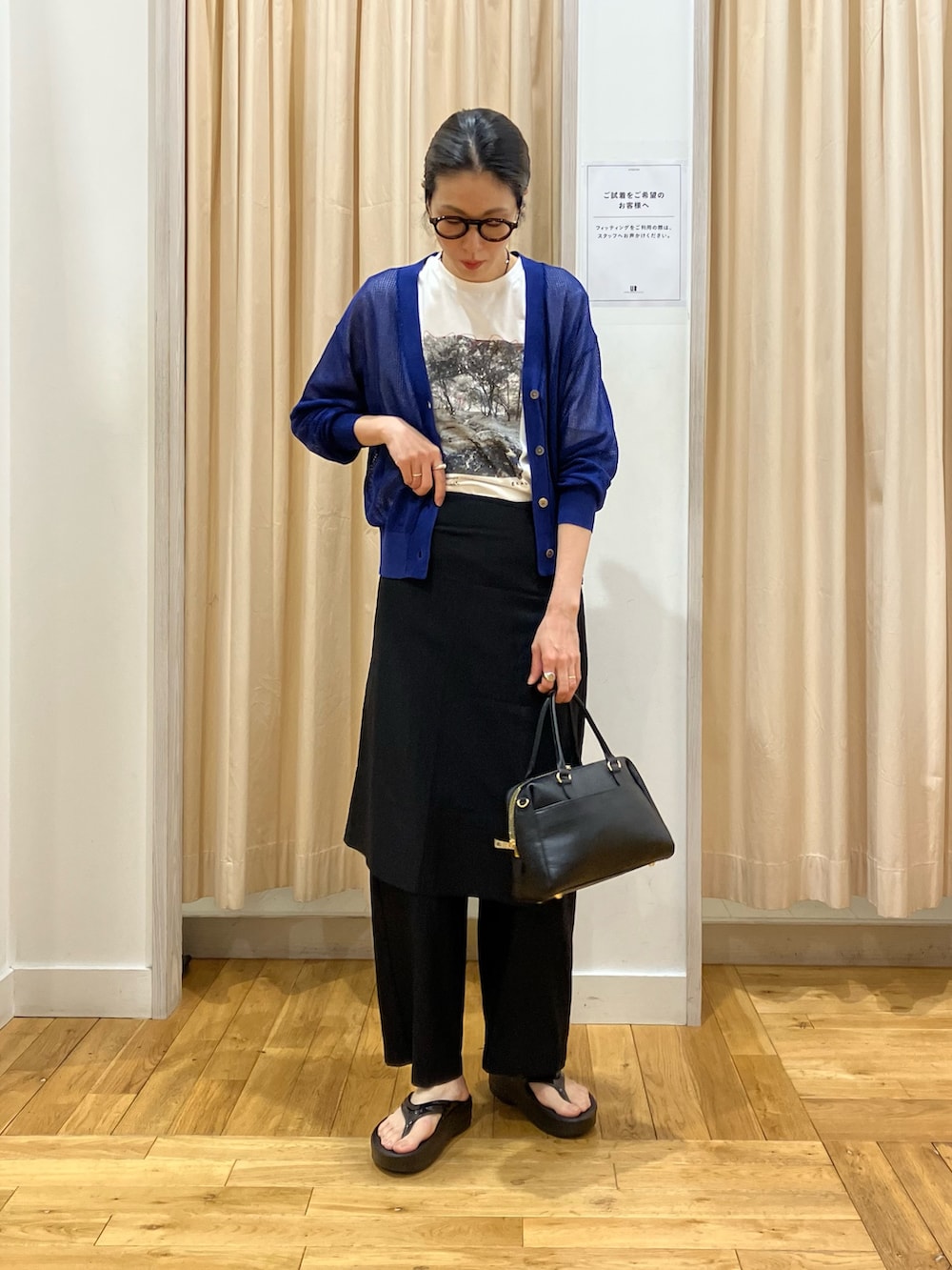 ホワイト系のTシャツ/カットソー、ブルー系のカーディガン/ボレロ、ブラック系のその他パンツを着用したレディースの春コーディネートの2枚目の写真